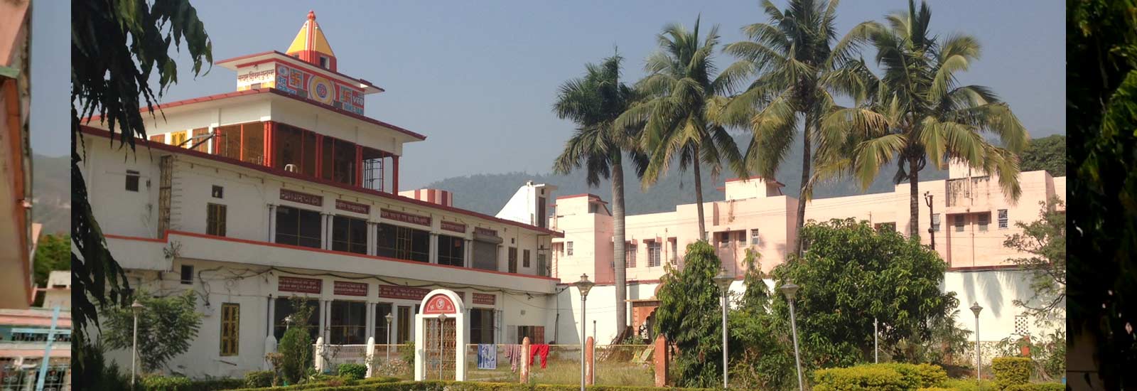 Ashrams To Visit in Rishikesh Ashrams in Rishikesh